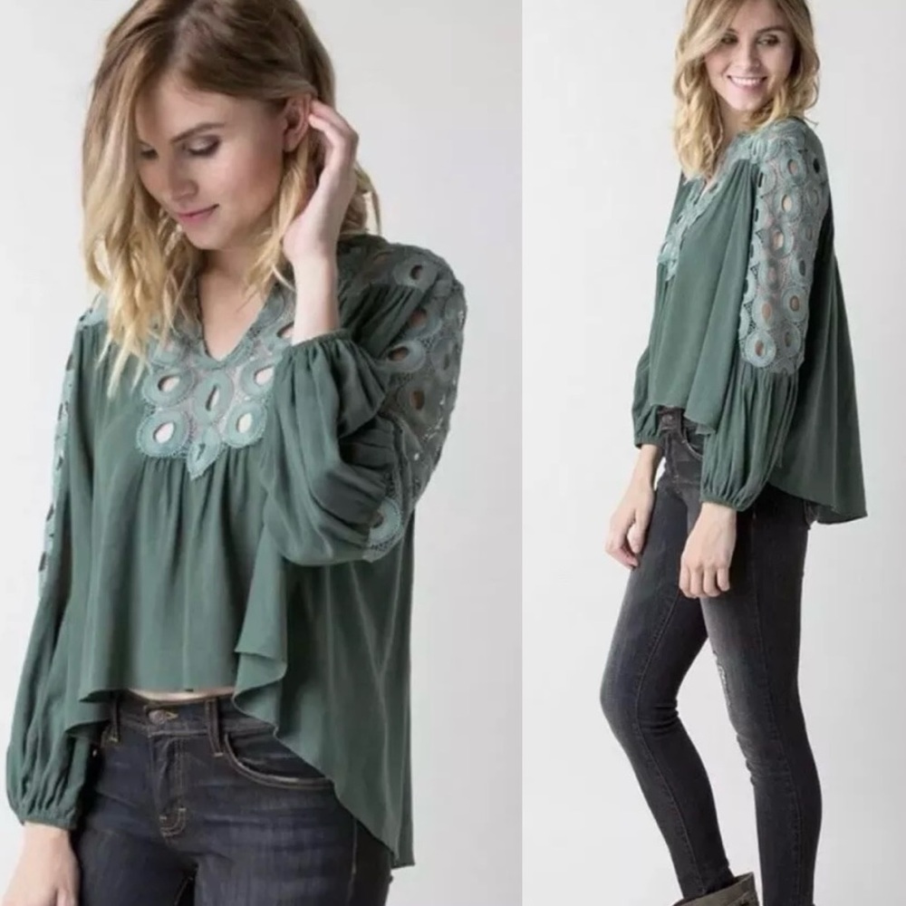 Gimmicks BKE Blouse Green Eyelet Split Neck Blouse Women’s Size Small
